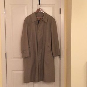 Classic Mens Burberry Raincoat with zipout lining